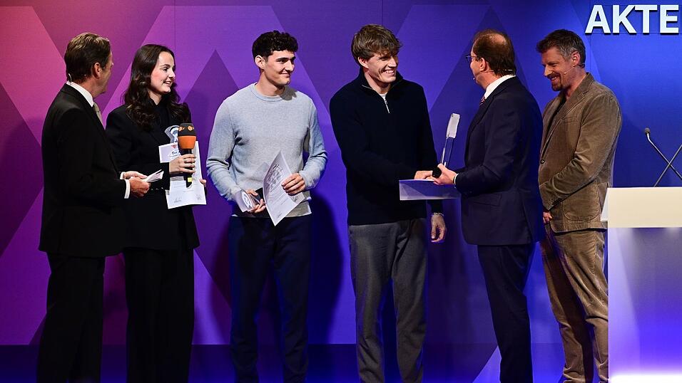 Emma Maria Tuscher, Elias Christofer Linz und Paul Christoph Georg aus Frankfurt am Main bekamen den Preis verliehen. Emma Maria Tuscher, Elias Christofer Linz und Paul Christoph Georg aus Frankfurt am Main bekamen den Preis verliehen.