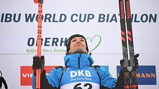 Tommaso Giacomel erinnerte nach seinem Sieg beim Biathlon-Weltcup in Oberhof an seinen gestorbenen Freund Sivert Bakken. Tommaso Giacomel erinnerte nach seinem Sieg beim Biathlon-Weltcup in Oberhof an seinen gestorbenen Freund Sivert Bakken.