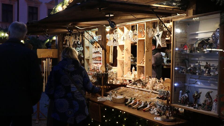 Der Weihnachtsmarkt auf Schloss Sankt Emmeram in Regensburg wurde am Freitag feierlich er&ouml;ffnet.