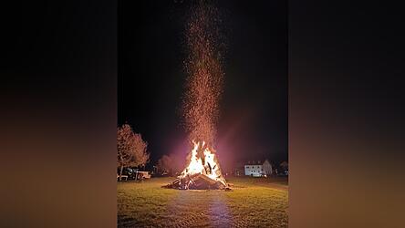 Das brennende Oktoberfeuer erhellte den Grafenwiesener Nachthimmel.