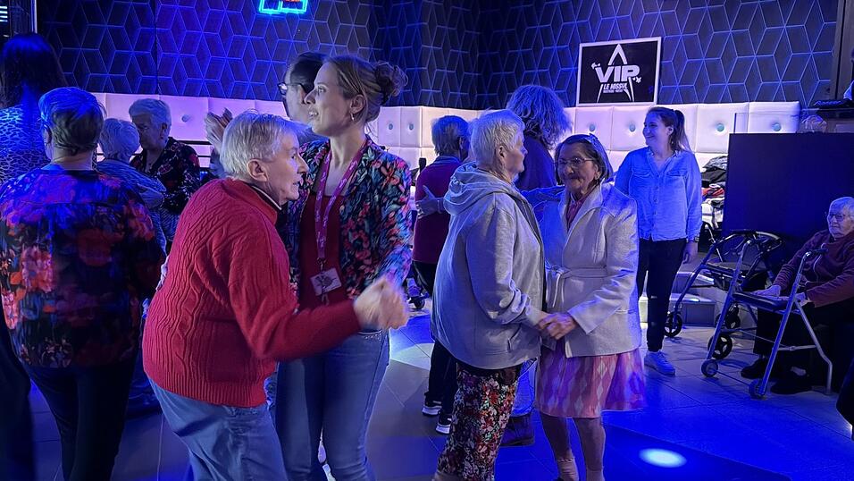 Zu Twist, Walzer, Tango und Polonaise tanzen im Club Jung und Alt miteinander. Zu Twist, Walzer, Tango und Polonaise tanzen im Club Jung und Alt miteinander.