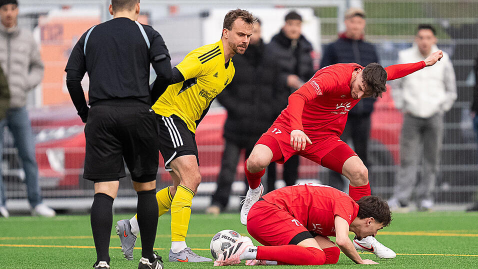 Nach der Niederlage in Straubing hat Simbach mit Spielertrainer Daniel Ritzinger (in gelb) einen Heimsieg gegen Pfarrkirchen im Visier, damit k&ouml;nnen wichtige Sicherungspunkte geholt werden.