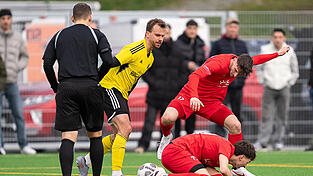 Nach der Niederlage in Straubing hat Simbach mit Spielertrainer Daniel Ritzinger (in gelb) einen Heimsieg gegen Pfarrkirchen im Visier, damit k&ouml;nnen wichtige Sicherungspunkte geholt werden.