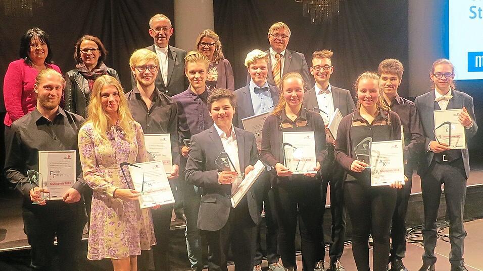 Die Preisträger mit (letzte Reihe v. r.) Wolfgang Graef-Fograscher, Amtsleiter für musische Bildung, Melanie Brunner (Schmalzl-Stiftung), Kulturreferent Klemens Unger, Bürgermeisterin Maltz-Schwarzfischer und Ingrid Mozil (Raiffeisenbank). Die Preisträger mit (letzte Reihe v. r.) Wolfgang Graef-Fograscher, Amtsleiter für musische Bildung, Melanie Brunner (Schmalzl-Stiftung), Kulturreferent Klemens Unger, Bürgermeisterin Maltz-Schwarzfischer und Ingrid Mozil (Raiffeisenbank).