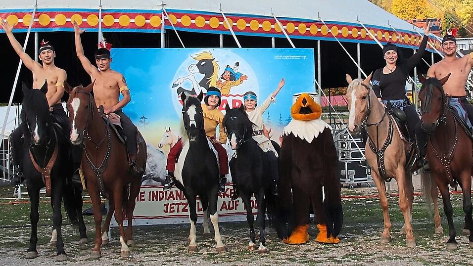 Yakari und Kleiner Donner (3. v. l) und Regenbogen mit Black Beauty (4. v. l.) freuen sich mit den Trickreitern und den Stammesbrüdern auf das Regensburger Publikum. Yakari und Kleiner Donner (3. v. l) und Regenbogen mit Black Beauty (4. v. l.) freuen sich mit den Trickreitern und den Stammesbrüdern auf das Regensburger Publikum.