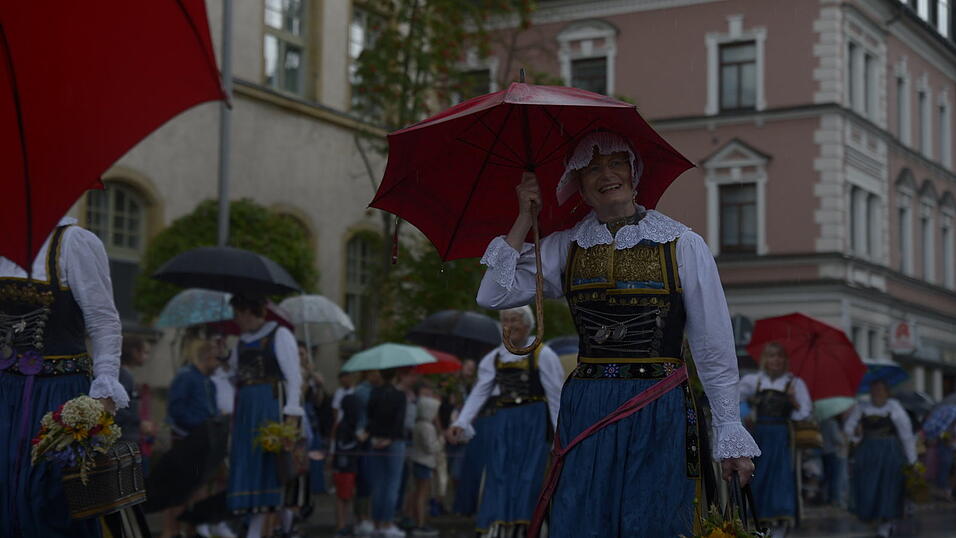 Zahlreiche Musik- und Trachtengruppen zogen nach dreij&auml;hriger Pause am Freitagabend zum Festplatz Am Hagen.&nbsp;