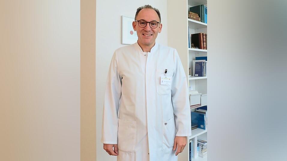 Professor Maximilian Burger, Direktor der Urologie am Caritas Krankenhaus St. Josef, zieht Bilanz &uuml;ber zehn Jahre mit dem OP-Roboter.