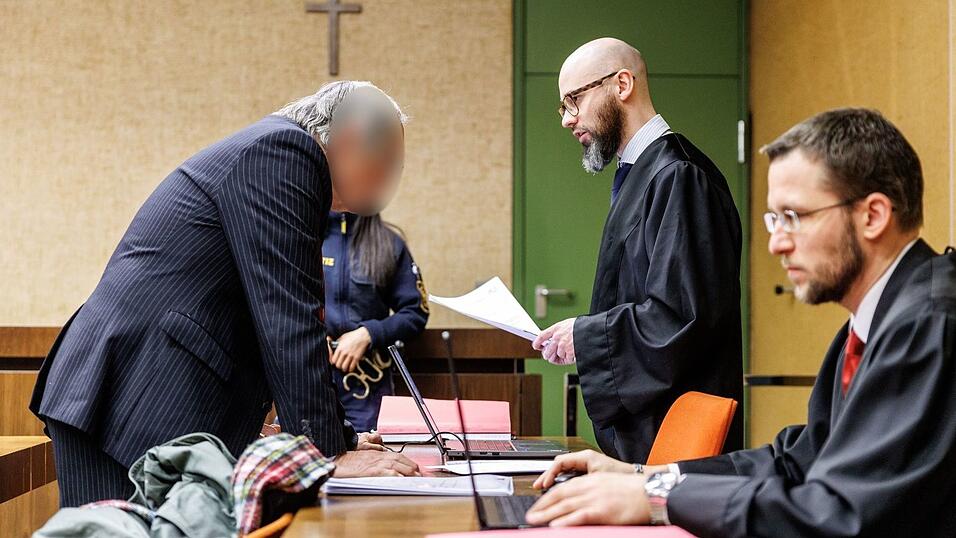 Der 70 Jahre alte Angeklagte trägt selbst zwei Doktortitel.