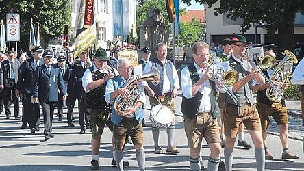 Die Moosener Blaskapelle dahinter der Fest- und Jubelverein: Die Krieger- und Soldatenkameradschaft Moosen.