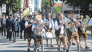 Die Moosener Blaskapelle dahinter der Fest- und Jubelverein: Die Krieger- und Soldatenkameradschaft Moosen.