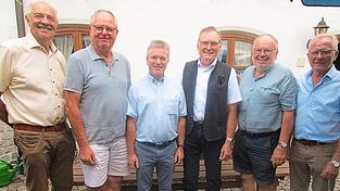 Josef Haselbeck (r.) und Alfons Satzl (l.) mit den Neuen der &bdquo;Altb&uuml;rgermeister-Freundschaftsrunde&ldquo;.