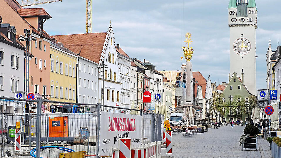 Noch ist der Theresienplatz Baustelle. Mit deren Abschluss sollen Reisebusse wieder Touristen aus- und einsteigen lassen.