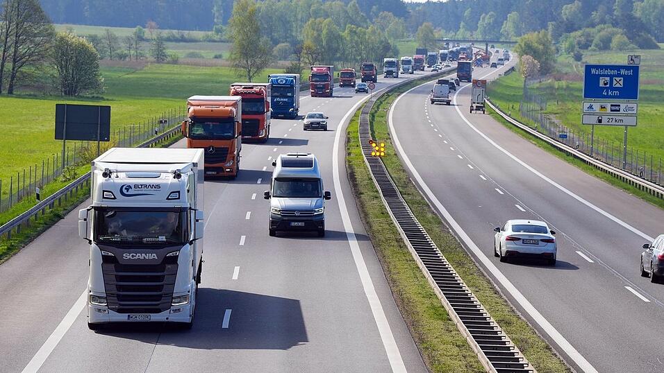 Der Verkehrsverband VDV lehnt den vermehrten Einsatz von sogenannten Lang-Lkw in Deutschland ab. (Archivbild).