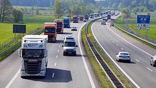 Der Verkehrsverband VDV lehnt den vermehrten Einsatz von sogenannten Lang-Lkw in Deutschland ab. (Archivbild). Der Verkehrsverband VDV lehnt den vermehrten Einsatz von sogenannten Lang-Lkw in Deutschland ab. (Archivbild).