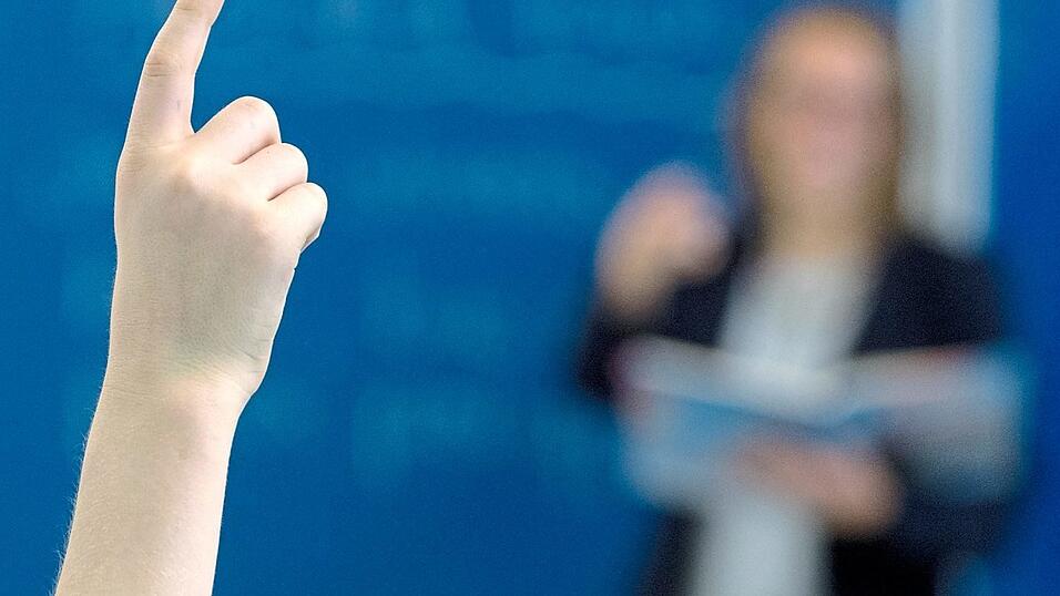 20 000 bis 30 000 Lehrkräfte ohne Ausbildung werden einer Schätzung des BLLV zufolge im kommendem Jahr unterrichten. 20 000 bis 30 000 Lehrkräfte ohne Ausbildung werden einer Schätzung des BLLV zufolge im kommendem Jahr unterrichten.