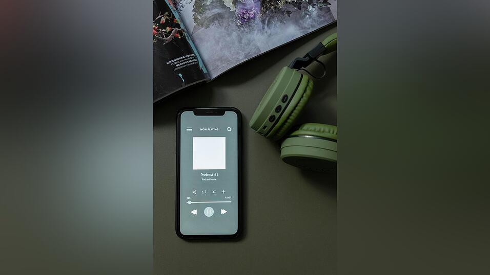 Obwohl sich Manu und Michel mit der Hobbit-Welt nicht so auskennen, tauchen sie in ihrem Podcast in sie ein.