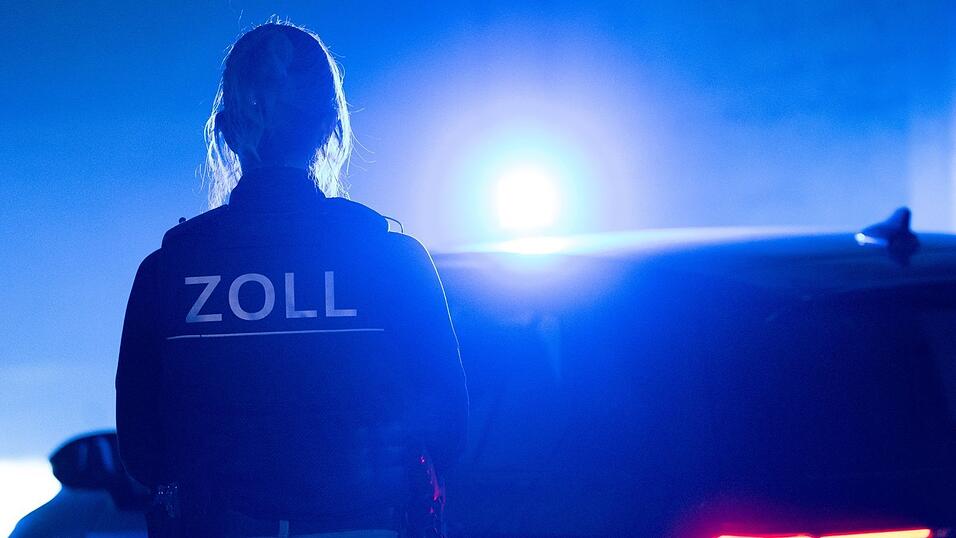 Zollbeamte entdeckten den 30-Jährigen mit seinem E-Scooter auf einem Beschleunigungsstreifen der A9. (Symbolbild)