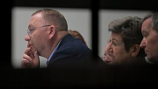 Verdi-Chef Frank Werneke informiert immer wieder zwischendurch seine Kollegen.