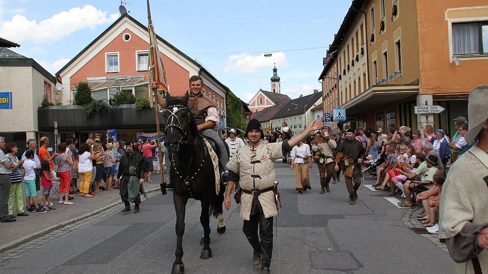 Die schönsten Augenblicke des historischen Drachenstich-Festzuges 2016. Die schönsten Augenblicke des historischen Drachenstich-Festzuges 2016.