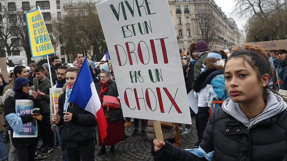 Eine Frau hält ein Schild mit der Aufschrift 'Leben ist ein Recht, keine Wahl', während einer Demonstration gegen Abtreibung. Eine Frau hält ein Schild mit der Aufschrift 'Leben ist ein Recht, keine Wahl', während einer Demonstration gegen Abtreibung.