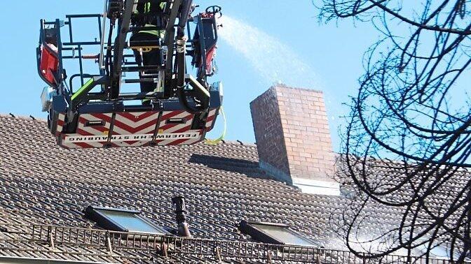 Zur Sicherheit wurde der Dachstuhl vom Drehleiterkorb aus gewässert. Zur Sicherheit wurde der Dachstuhl vom Drehleiterkorb aus gewässert.