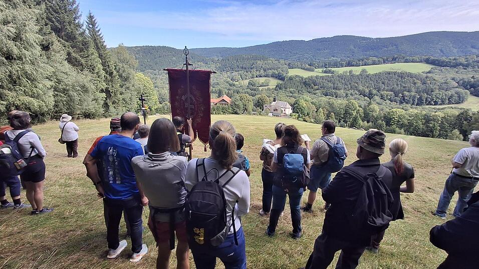 Blick auf die Hammerer Kirche: Pfarrer Stefan Sangl stimmte am Waldrand ein Marienlied an, das den Pilgern zu Herzen ging.