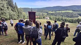 Blick auf die Hammerer Kirche: Pfarrer Stefan Sangl stimmte am Waldrand ein Marienlied an, das den Pilgern zu Herzen ging.
