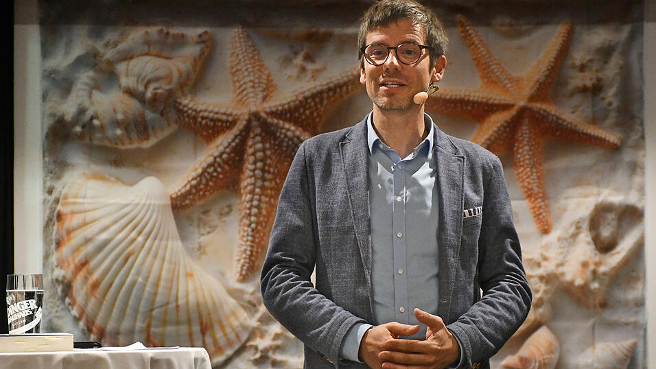 Titus Müller bei seiner Buchvorstellung im Café Konrad: Er ist nicht nur ein Autor, dem es gelingt, „Geschichte in Geschichten“ zu erzählen, sondern er vermag auch live seine Zuhörer zu fesseln.