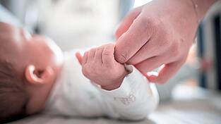 Die Auszahlung des bisherigen Familiengelds erfolgte automatisch, das neue Kinderstartgeld verlangt einen gesonderten Antrag.