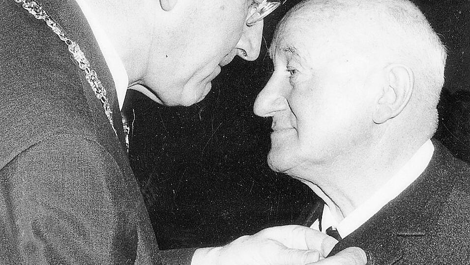Oberb&uuml;rgermeister Hermann Stiefvater (links) verleiht Josef Laumer die Goldene B&uuml;rgermedaille.