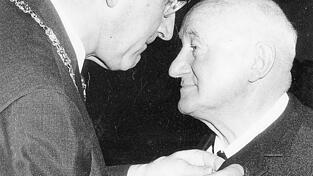 Oberb&uuml;rgermeister Hermann Stiefvater (links) verleiht Josef Laumer die Goldene B&uuml;rgermedaille.