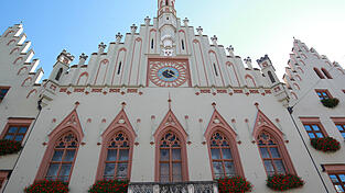 Das Landshuter Rathaus steht vor einer gro&szlig;en Strukturrreform, bei der keines des Referate au&szlig;en vor bleiben wird.
