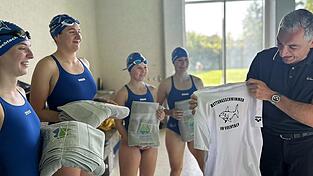Landrat Dr. Ronny Raith freute sich über die Geschenke. Das Team-Shirt werde er in Ehre tragen, (v.l.) Simone Geiger, Antonia Piller, Anna Kern, Johanna Gierl und Landrat Raith. Landrat Dr. Ronny Raith freute sich über die Geschenke. Das Team-Shirt werde er in Ehre tragen, (v.l.) Simone Geiger, Antonia Piller, Anna Kern, Johanna Gierl und Landrat Raith.