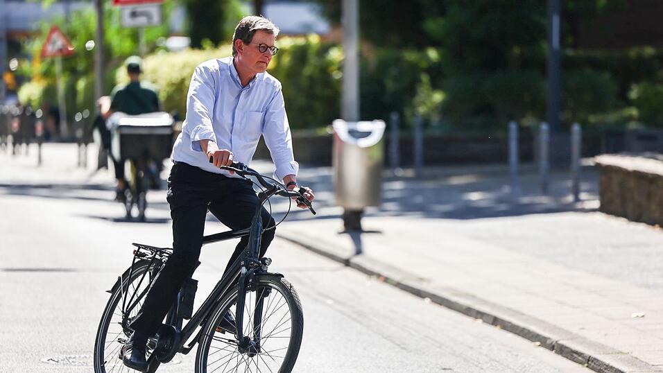 Kardinal Woelki ist in K&ouml;ln viel mit dem Fahrrad unterwegs.