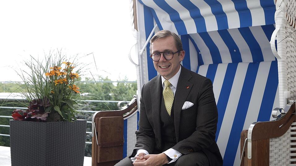 Der CDU-Politiker Philipp Amthor ließ einen Strandkorb auf den Balkon seines Büros im Kanzleramt bringen. Nach viel Kritik ging das Möbelstück zurück an die Ostsee. Der CDU-Politiker Philipp Amthor ließ einen Strandkorb auf den Balkon seines Büros im Kanzleramt bringen. Nach viel Kritik ging das Möbelstück zurück an die Ostsee.