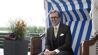Der CDU-Politiker Philipp Amthor ließ einen Strandkorb auf den Balkon seines Büros im Kanzleramt bringen. Nach viel Kritik ging das Möbelstück zurück an die Ostsee. Der CDU-Politiker Philipp Amthor ließ einen Strandkorb auf den Balkon seines Büros im Kanzleramt bringen. Nach viel Kritik ging das Möbelstück zurück an die Ostsee.
