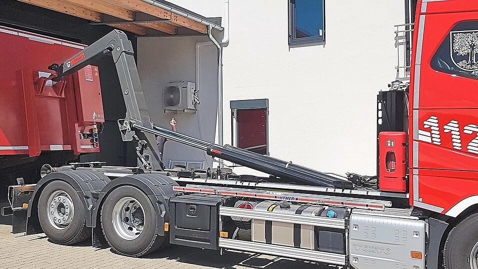 Zum ersten Mal nimmt das Wechselladerfahrzeug den Abrollbeh&auml;lter an den Hacken.