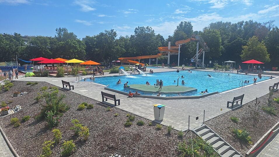 Der Kinderbereich und vor allem das Nichtschwimmerbecken mit angrenzender Rutsche sind an hei&szlig;en Tagen immer gut gef&uuml;llt. Ausreichend Sonnenschirme sorgen f&uuml;r m&ouml;glichst viel Schatten.