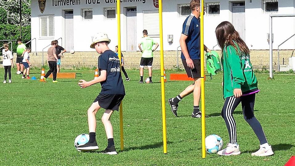 Konzentration auf den Ball war beim Dribbelslalom durch die Stangen wichtig.Beim Siebenmeter-Schießen sollte der Ball in bestimmte Zonen des Tores treffen.