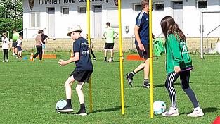 Konzentration auf den Ball war beim Dribbelslalom durch die Stangen wichtig.Beim Siebenmeter-Schie&szlig;en sollte der Ball in bestimmte Zonen des Tores treffen.