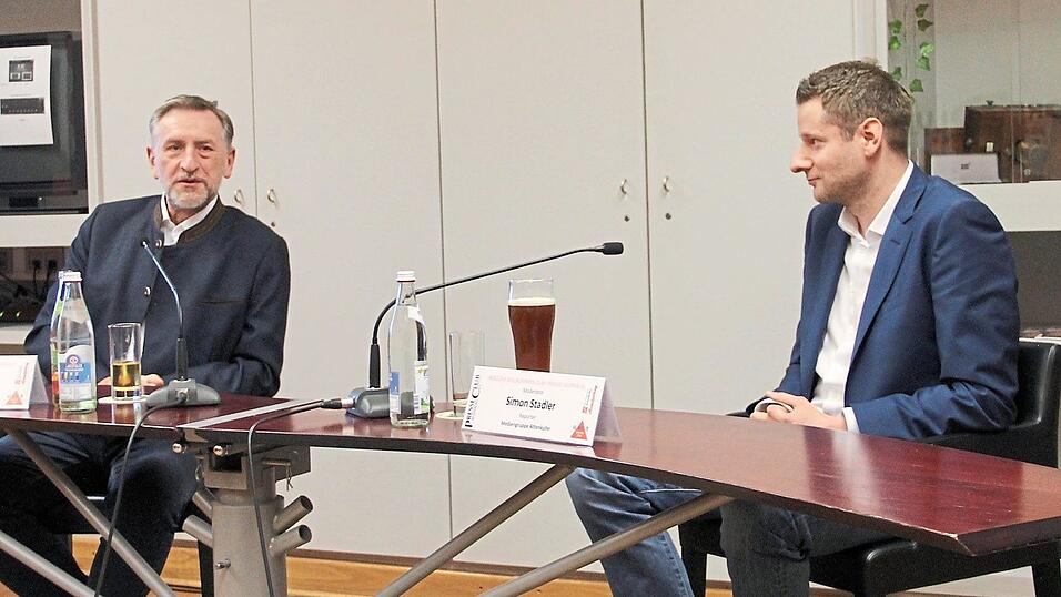 BBV-Präsident Günther Felßner (l.) im Gespräch mit Moderator Simon Stadler. Das Bundeslandwirtschaftsministerium sei in guten Händen, sagt Felßner - rät seinem Kollegen aber zu mehr Tempo. BBV-Präsident Günther Felßner (l.) im Gespräch mit Moderator Simon Stadler. Das Bundeslandwirtschaftsministerium sei in guten Händen, sagt Felßner - rät seinem Kollegen aber zu mehr Tempo.