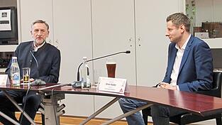 BBV-Präsident Günther Felßner (l.) im Gespräch mit Moderator Simon Stadler. Das Bundeslandwirtschaftsministerium sei in guten Händen, sagt Felßner - rät seinem Kollegen aber zu mehr Tempo.