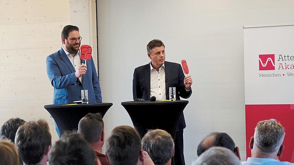 Am Ende gab es noch eine Fragenrunde, bei der die Kandidaten Tobias Beck und Ewald Seifert (v.l.) nur mit einem Daumen nach oben oder unten reagieren durften - oft waren sich die Kandidaten hier doch recht einig.