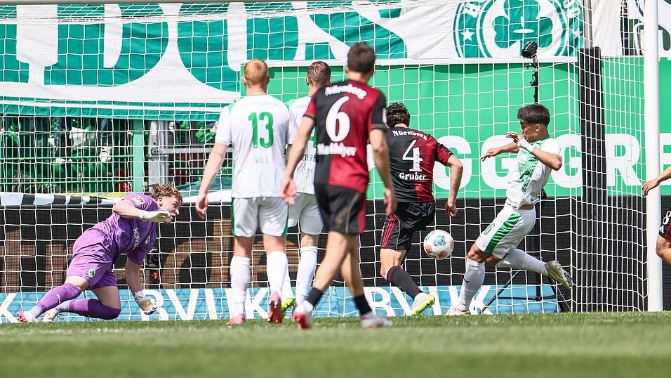 Fabio Gruber (Nr. 4) stochert den Ball zum 1:1 ins F&uuml;rther Tor.
