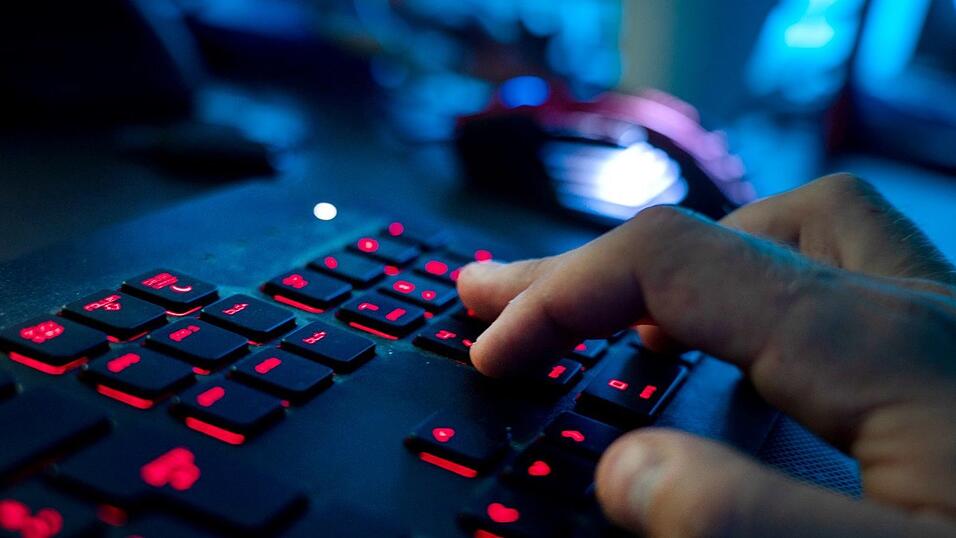 Ein Hacker erschleicht sich Fernzugriff auf den PC. (Symbolbild) Ein Hacker erschleicht sich Fernzugriff auf den PC. (Symbolbild)