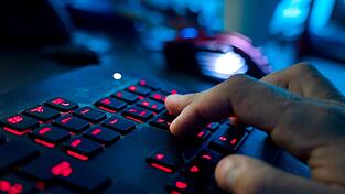 Ein Hacker erschleicht sich Fernzugriff auf den PC. (Symbolbild)