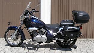 Das Motorrad des 75-Jährigen. Das Motorrad des 75-Jährigen.