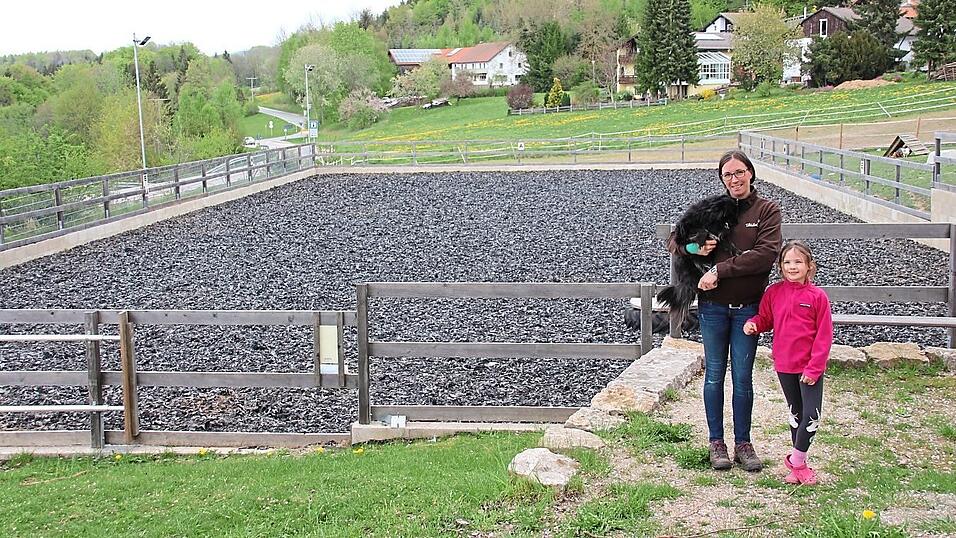 Sehr eingeschr&auml;nkt ist derzeit die Ausbildungsarbeit im 'Talblickhof' in Lengau. Astrid Henzler und ihre Tochter vor der leeren Reitanlage.
