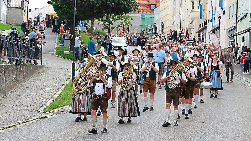 Der Auszug zum Volksfest, auch dabei waren schon viele Besucher mit von der Partie.
