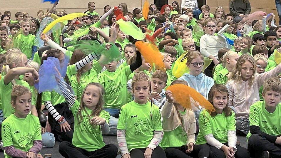 Mit ihrem Schulsong und jeder Menge Vorfreude begr&uuml;&szlig;ten die Kinder die Ehreng&auml;ste.